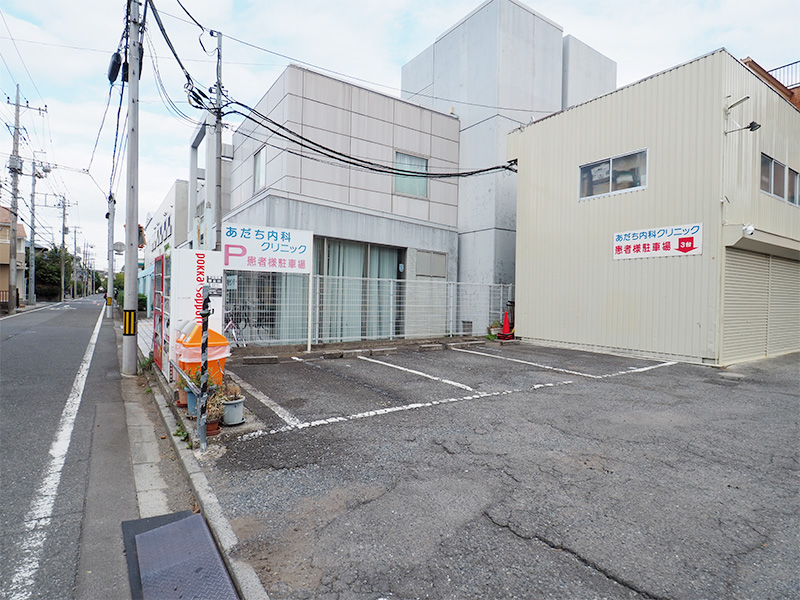 医院裏の駐車場