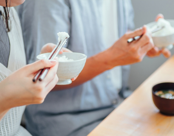 食事をしている画像